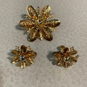 Vintage gold tone metal broach and earrings (345)